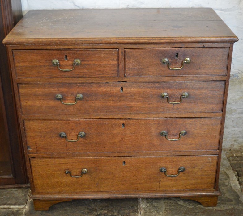 Georgian oak chest of drawers with swan neck handles & bracket feet H 91cm L 96cm D 51cm