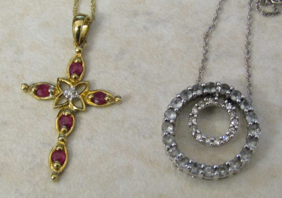 9ct gold ruby and diamond cross pendant on a 9ct gold chain total weight 1.3 g pendant length 3 cm & - Image 2 of 3