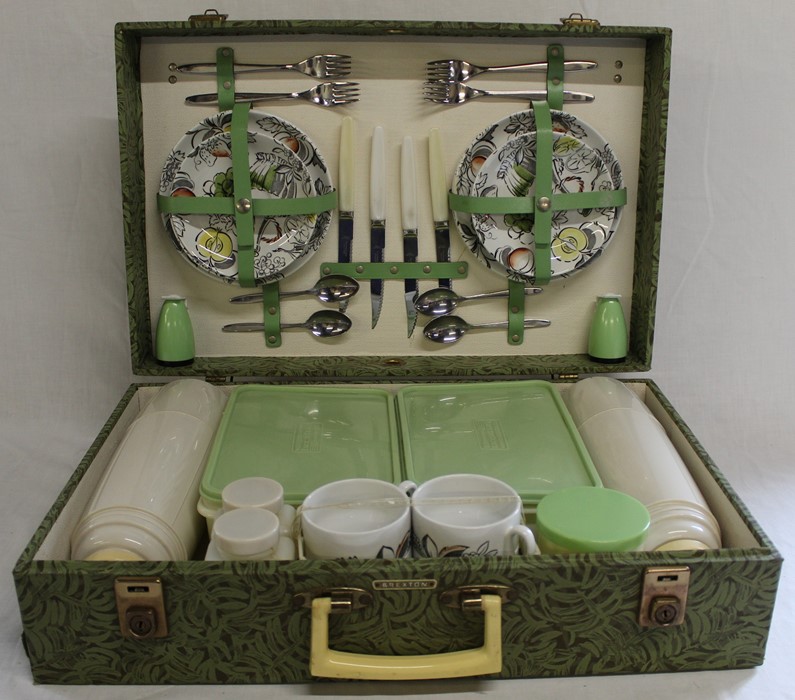 Brexton picnic set with green leaf design and contents