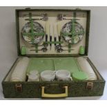 Brexton picnic set with green leaf design and contents