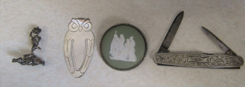 Silver and marcasite brooch, Wedgwood jasperware and silver brooch, silver pen knife (steel