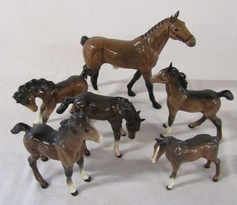 Assorted Beswick bay horses and foals (tallest H 15 cm)