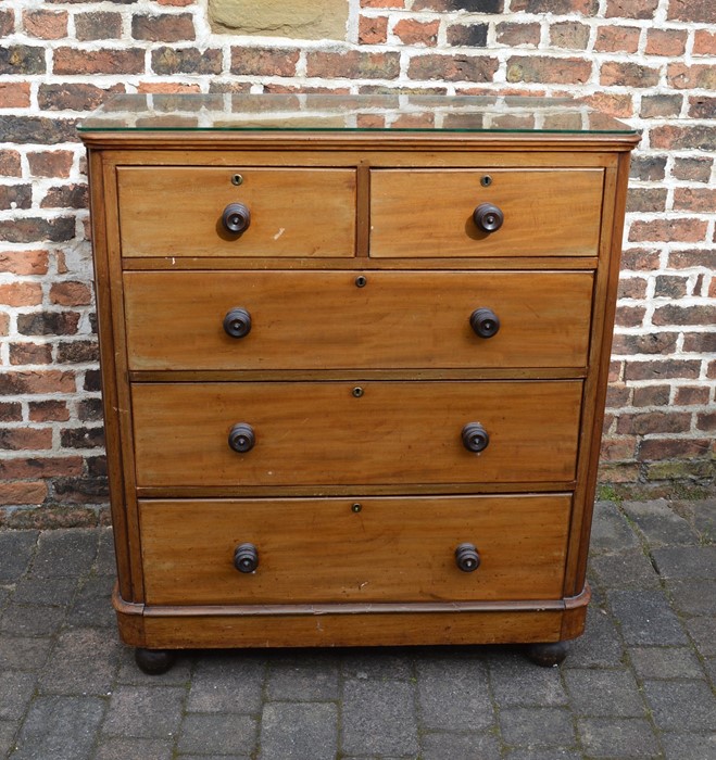 Victorian mahogany chest of drawers H 117 cm L 101 cm