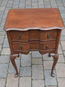 Georgian style serpentine front mahogany set of drawers on cabriole legs with carved shells & pad