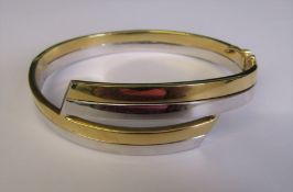 18ct gold two colour hinged bangle marked 750 weight 19.5 g 6 cm x 5.5 cm