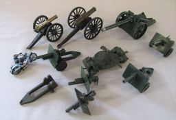 Selection of die cast artillery guns inc Britains