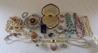 Various costume jewellery