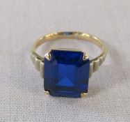 9ct gold ring with blue spinel stone, size L, total weight 3.2 g (stone 11 mm x 9 mm)