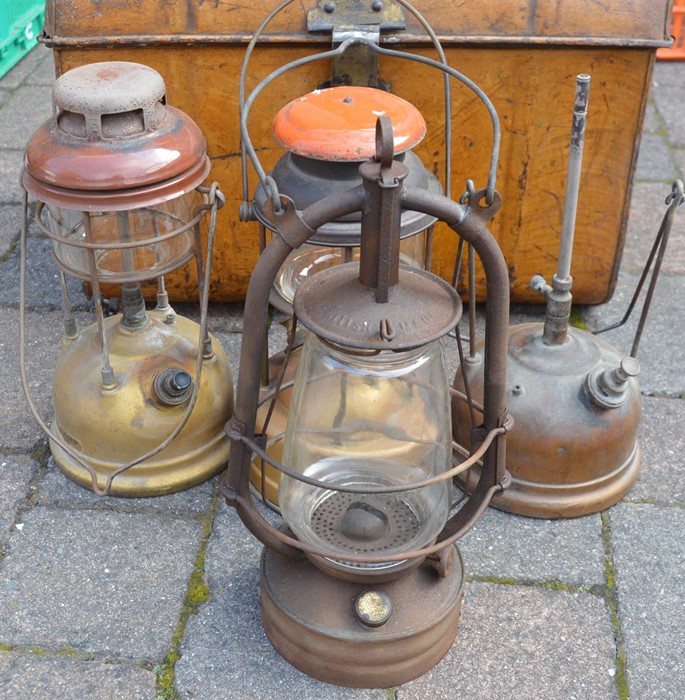 4 paraffin lamps & an old tin trunk - Image 2 of 2