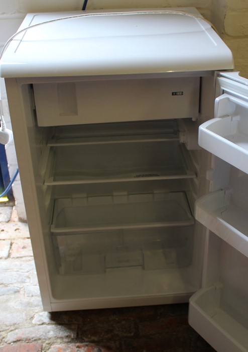 Beko fridge with freezer compartment - Image 2 of 2