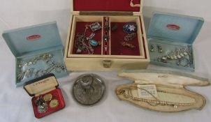 Small selection of costume jewellery inc jewellery box, Lotus pearls, silver rings, brooches, silver