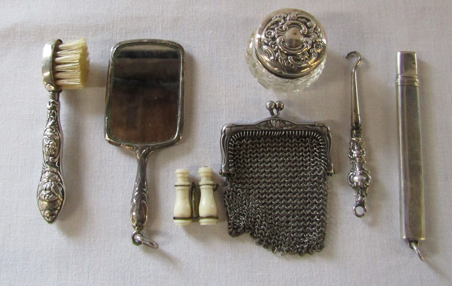 Small silver mirror L 9 cm, button hook and pencil holder possibly for chatelaine, silver lidded - Image 2 of 2