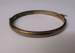 9ct gold hinged bangle (safety chain broken) weight 6.7 g 6 cm x 5 cm