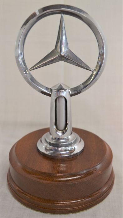 Genuine Mercedes-Benz radiator emblem with thermostat possibly of the 1950's on a turned mahogany - Image 3 of 4