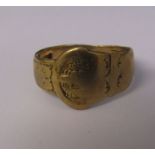 9ct gold buckle ring (worn) size P weight 3.89 g