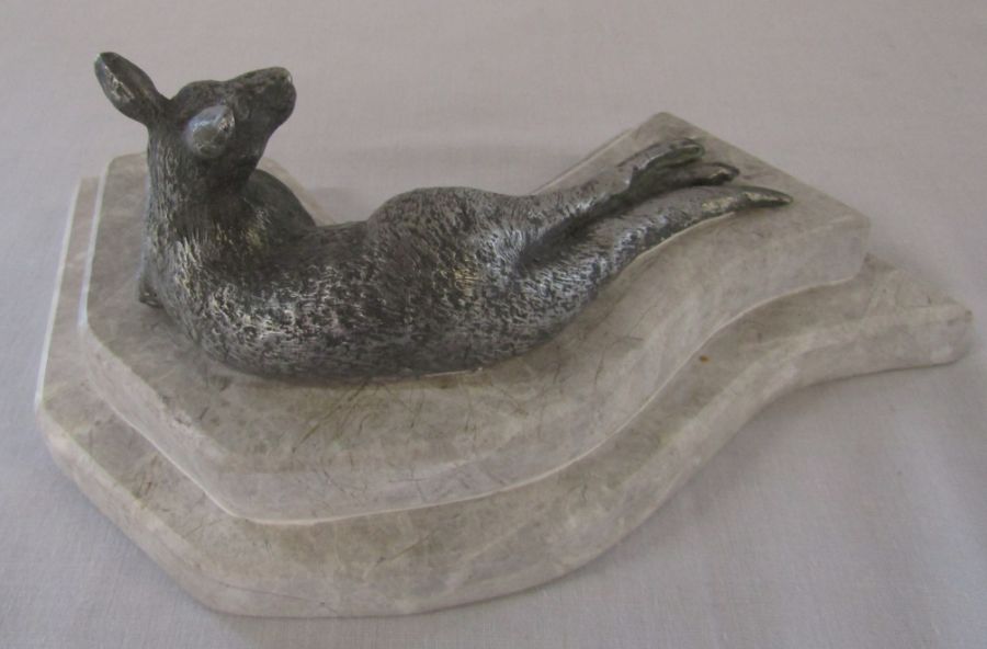 Silver plated figure of a Kangaroo on a marble base L 23 cm - Image 2 of 2