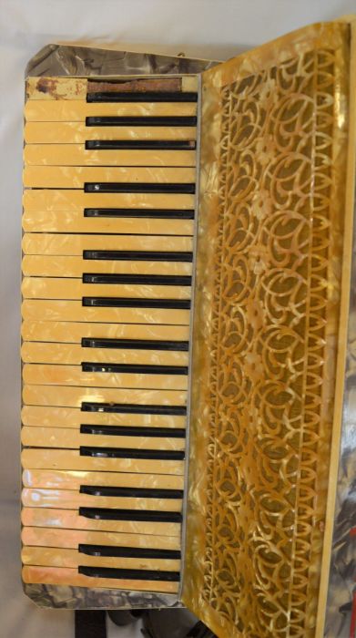 Mariotti accordion in a case - Image 3 of 8