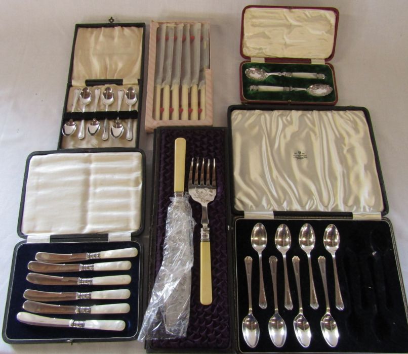 Selection of cased silver plated cutlery inc jam spoons and teaspoons