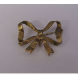 9ct gold bow brooch weight 4.40 g L 32 mm