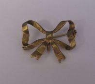 9ct gold bow brooch weight 4.40 g L 32 mm