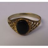 9ct gold ring with black onyx stone size N weight 1.44 g