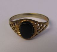 9ct gold ring with black onyx stone size N weight 1.44 g
