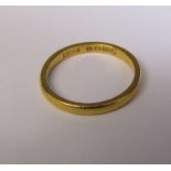 22ct gold band ring, size J/K weight  2.3 g