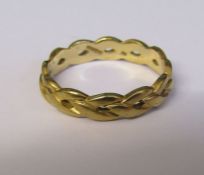 9ct gold band ring, size Q, weight 3.1 g