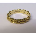 9ct gold band ring, size Q, weight 3.1 g