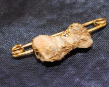 Piece of gold ore set in 18ct gold claw mount, on 9ct gold bar brooch