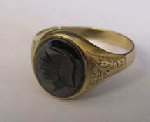 9ct gold ring hematite intaglio ring with centurion decoration size T weight 2.9 g