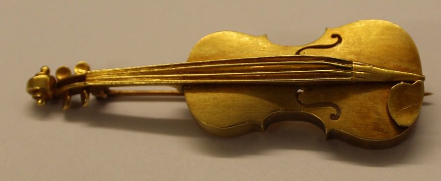 18k hand made violin brooch, 6cm diameter, 13.3g