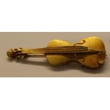 18k hand made violin brooch, 6cm diameter, 13.3g