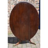 Mahogany oval loo table 133 cm x 99 cm