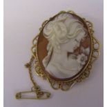 9ct gold cameo brooch H 4.5 cm with safety chain, total weight 8.7 g