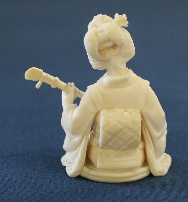 Small Japanese ivory okimono of a kneeling geisha playing a shamisen, approximately 5cm in height - Image 2 of 3