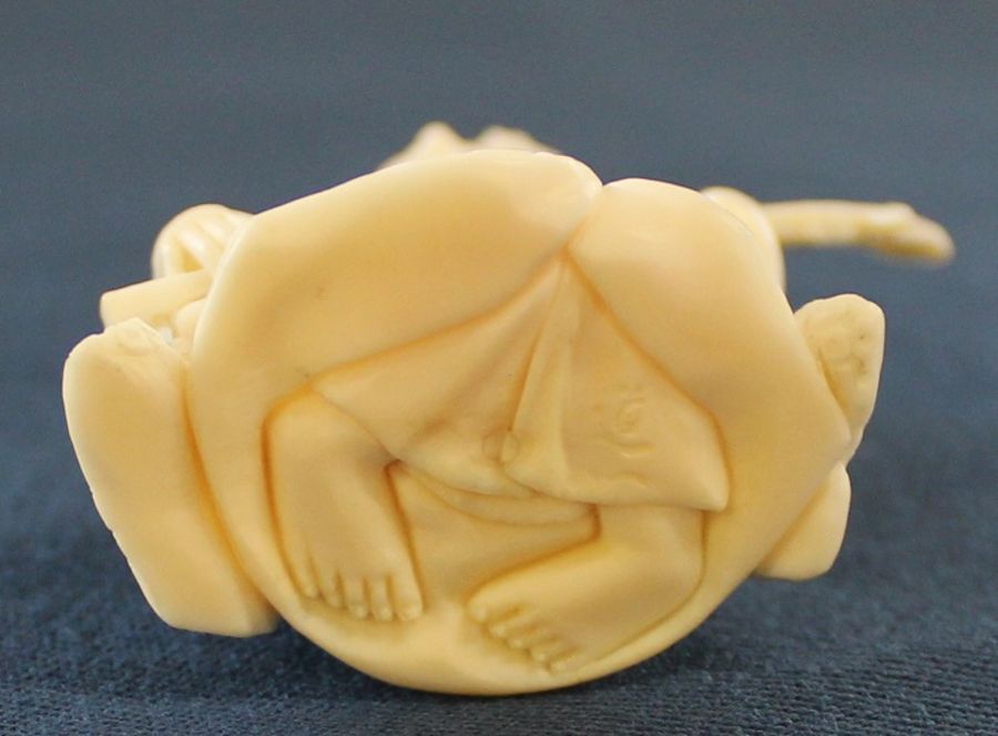 Small Japanese ivory okimono of a kneeling geisha playing a shamisen, approximately 5cm in height - Image 3 of 3