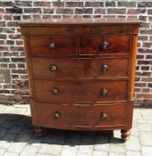 Victorian bow fronted chest of drawers on turned feet H 128 cm L 109 cm