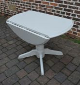 Painted oak drop leaf table H 75 cm D 105 cm