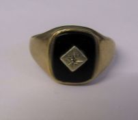 9ct gold black onyx signet ring, size R, weight 3.9 g