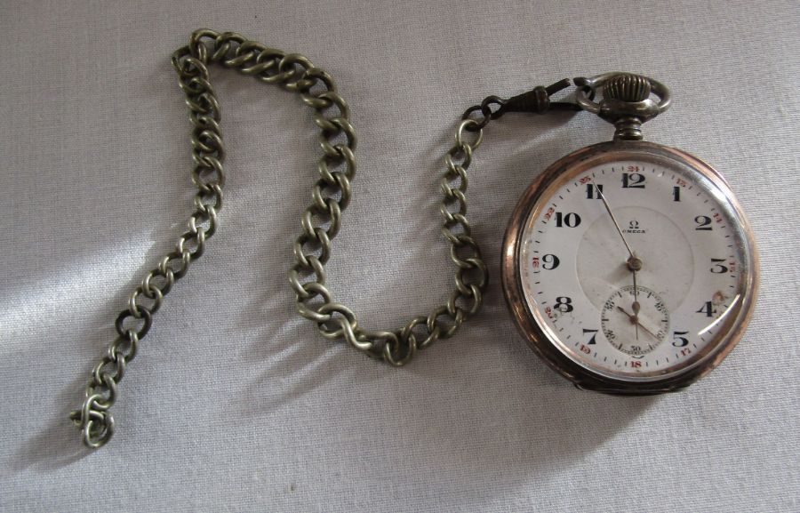 Omega silver (0.800) pocket watch, no 6033600 D 5.5 cm with white metal chain (some damage to