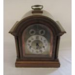 Early 20th century dome top bracket clock in mahogany case with fluted columns H 34 cm L 30 cm D