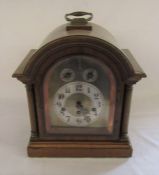 Early 20th century dome top bracket clock in mahogany case with fluted columns H 34 cm L 30 cm D