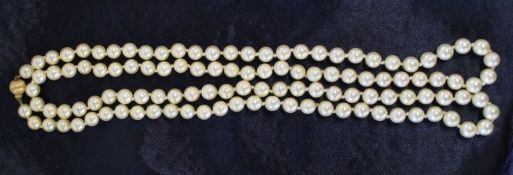 Cultured pearl necklace with gold bauble clasp marked JKa 750, drop length 46cm - please note the