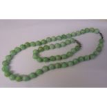 Art Deco jade necklace and bracelet with silver (925) clasp L 41.5 cm  and 18 cm, each bead measures