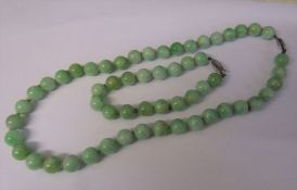 Art Deco jade necklace and bracelet with silver (925) clasp L 41.5 cm  and 18 cm, each bead measures