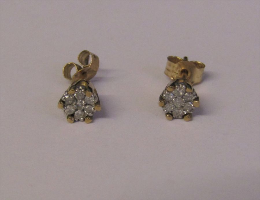 Pair of 9ct gold diamond cluster earrings D 4 mm weight 0.8 g