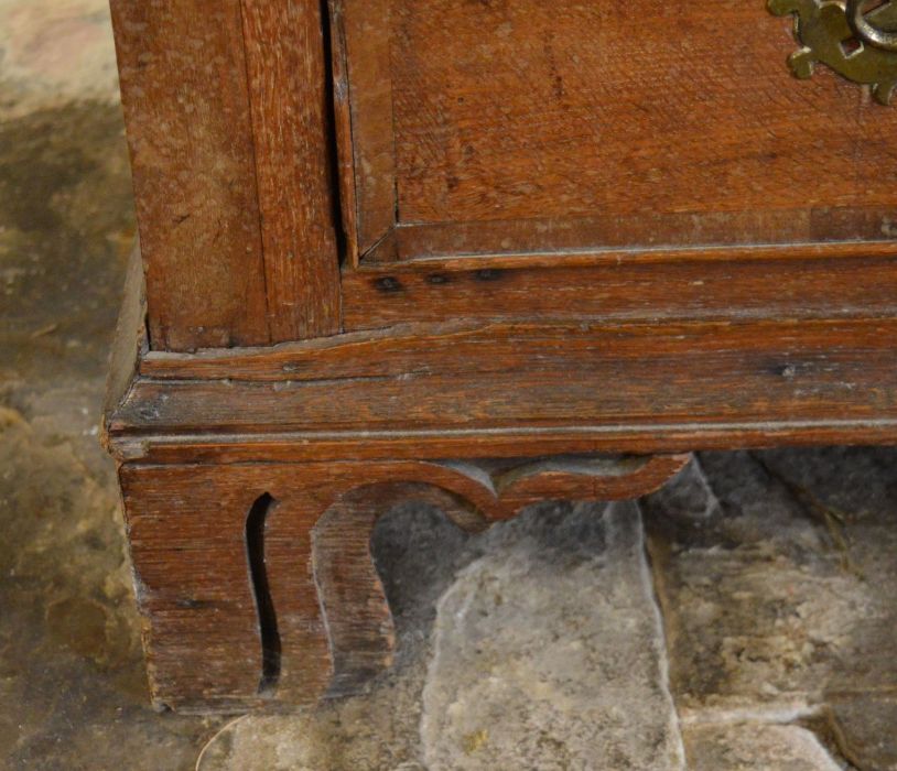 Georgian oak chest of drawers with mixed wood quarter columns & walnut cross banding to drawers & - Image 6 of 7