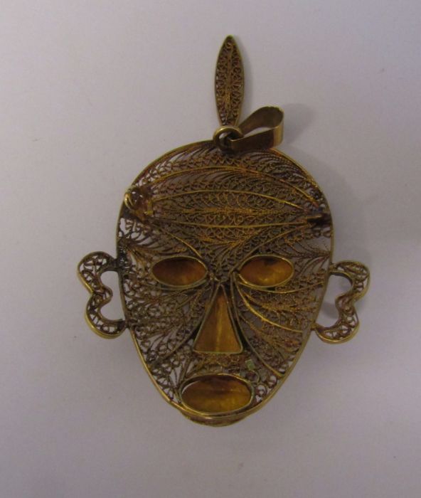 Tested as gold (possibly low grade) filigree mask pendant H 6.5 cm weight 10 g - Image 2 of 3