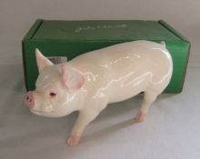 Boxed Beswick middle white boar pig L 17 cm